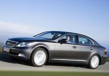 Der Lexus LS folgt in seinen Proportionen in etwa denen des 7-er BMW mit langer Schnauze, elegant geschwungenem Dach und kurzem hinteren Überhang.